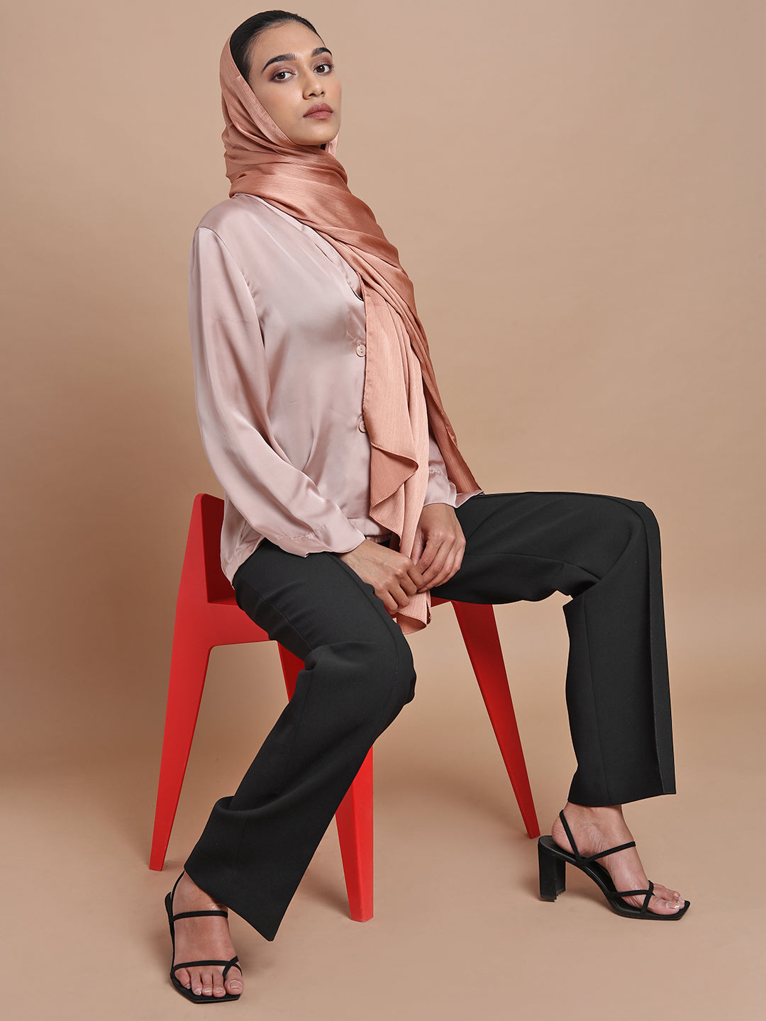 dress rose gold hijab From park to party: the perfect versatile dress for any occasion tap to shop our Maysa satin dress in Dusty Rose styled by @dyanabratz www.hijabglamour.com #hijab #hijabers #hijabi #hijabfashion #hijabstyle #