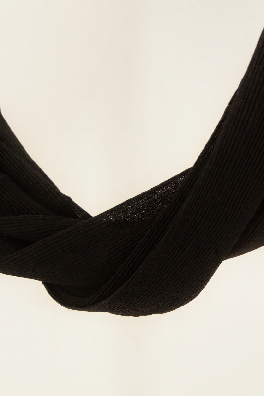 Pitch Black Crinkle Hijab - Modest Clothing For Women | Armario Modesto